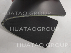 Ceinture de prépressage pour la précompression de fibres ou de copeaux de bois dispersés dans la fabrication de panneaux en bois.