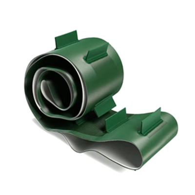 Ceinture de convoyeur en PVC revêtue d'un profilé vert avec déflecteur