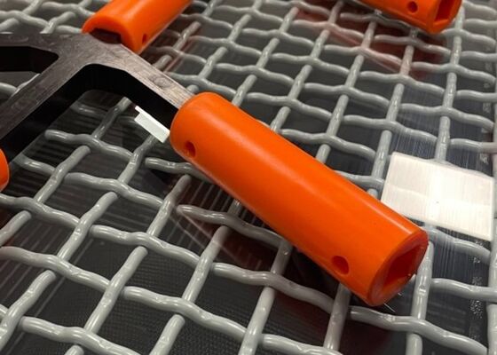 Barres de débouchage d'écran auto-nettoyant pour matériaux humides