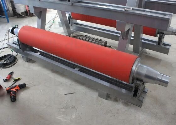 Rouleau chauffant par induction à efficacité de chauffage doublée pour le calandrage à l'épreuve du laser et à film étirable
