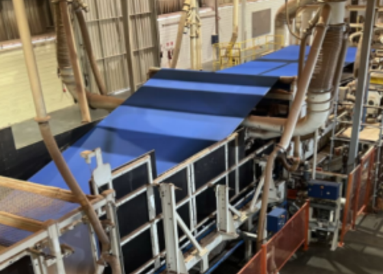 Bande transporteuse de dégazage en maille en filament de carbone PET antistatique pour panneaux de particules MDF.